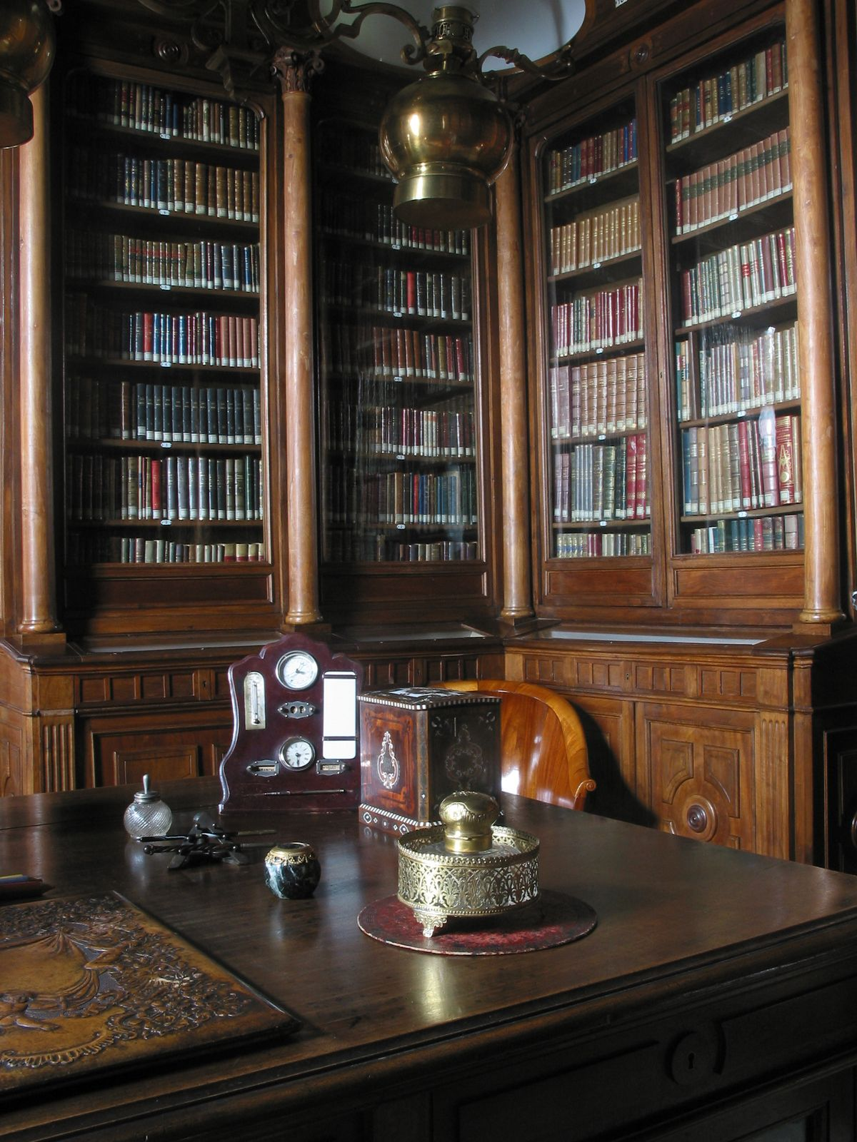 9 Old Money Home Offices That Whisper Wealth Without Trying 4 image 22