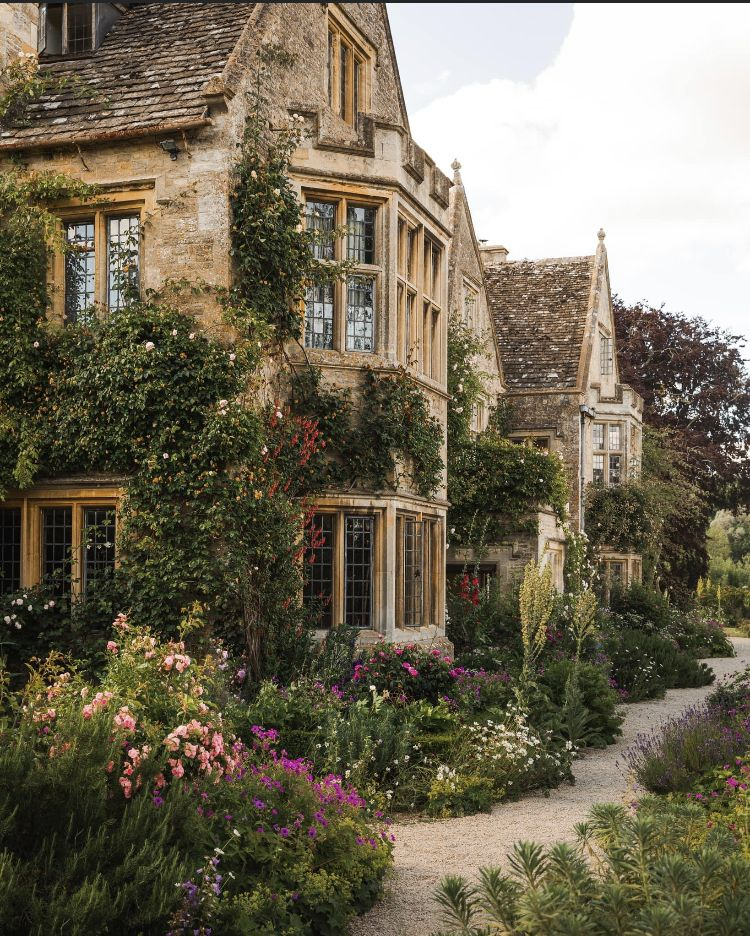 9 Old Money Gardens That Bring Estate Symmetry to Your Backyard 1 image 28