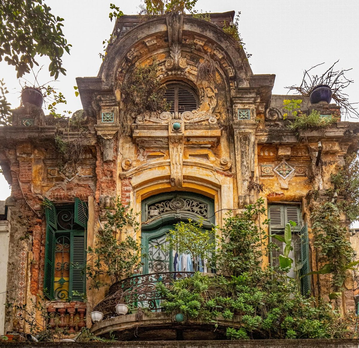 9 Old Money Gardens That Bring Estate Symmetry to Your Backyard 6 image 35